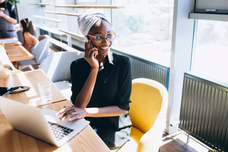 Assistant de direction en communication avec son chef