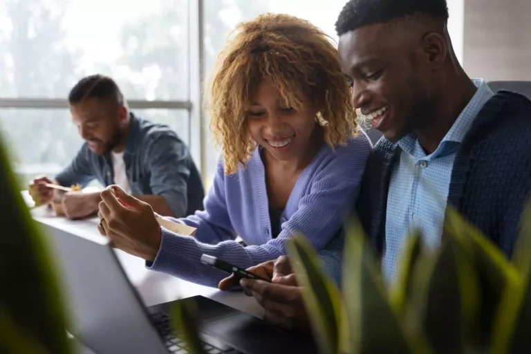 jeune community manager sur les reseaux sociaux
